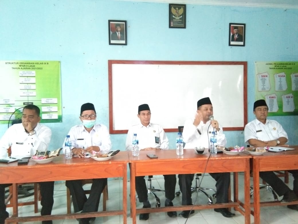 Kepala Kantor Kementerian Agama Kabupaten Lebak saat memberikan materi pada kegiatan pembinaan pada satker madrasah